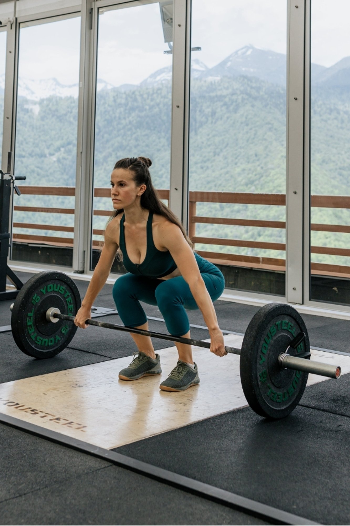 kobieta ćwicząca ze sztangą, Hop-Sport