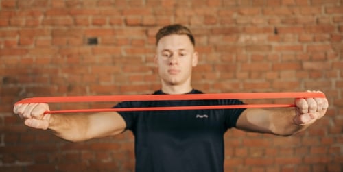 Ćwiczenia z gumą – prosty sposób na skuteczny trening w domu