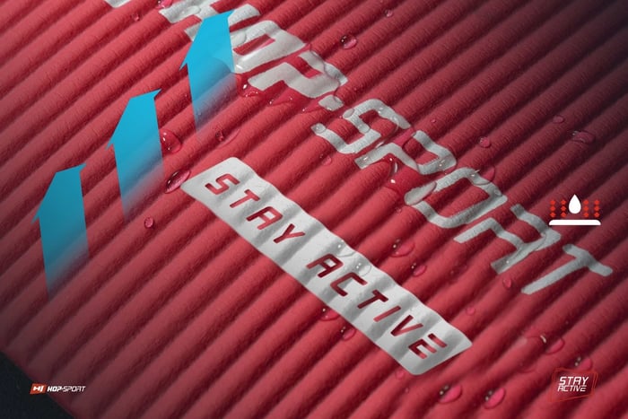 Pokazana wodoodporność maty NBR 1,5 cm w kolorze czerwonym marki Hop-sport