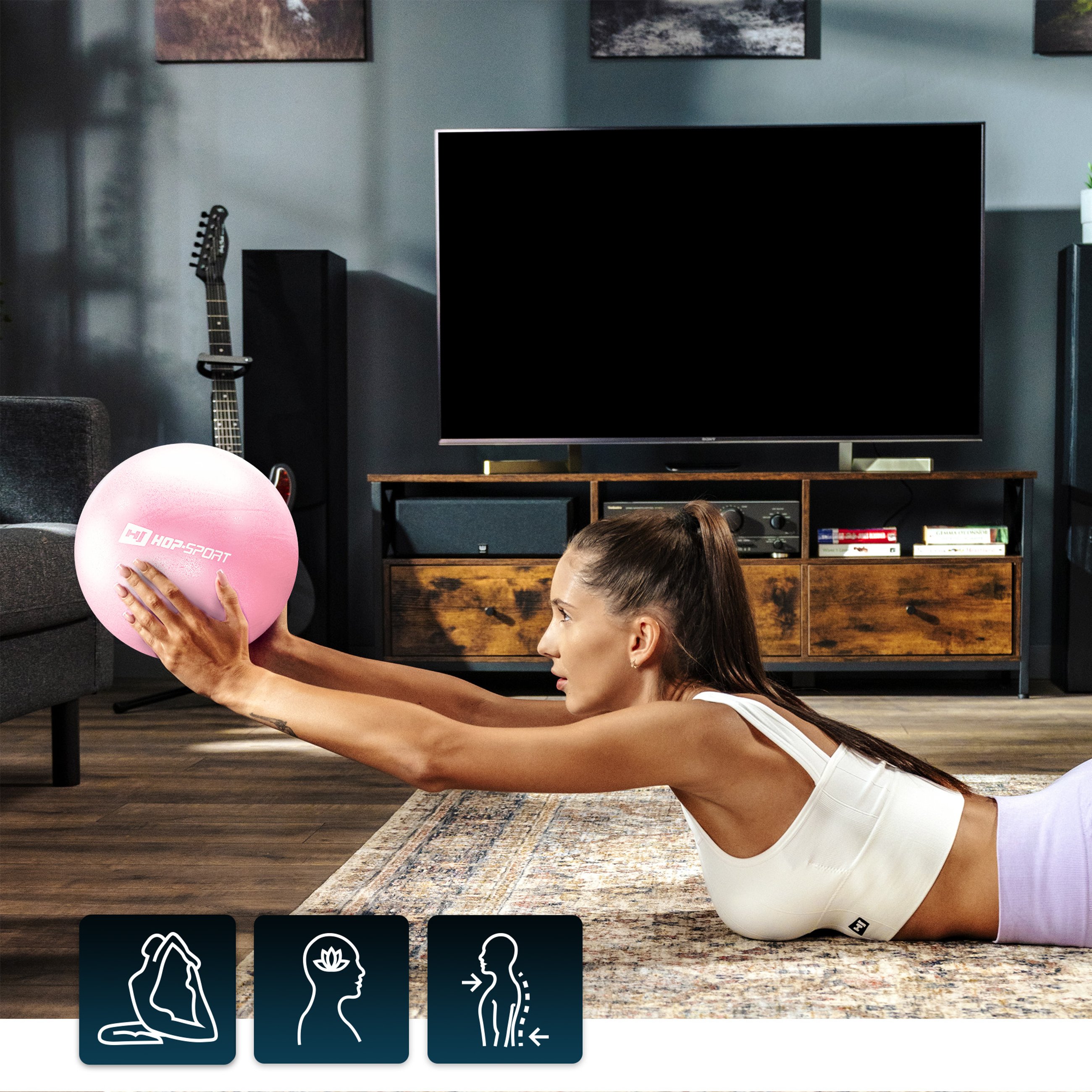 Modelka wykonuje wznosy z różową piłką do pilatesu Hop-Sport