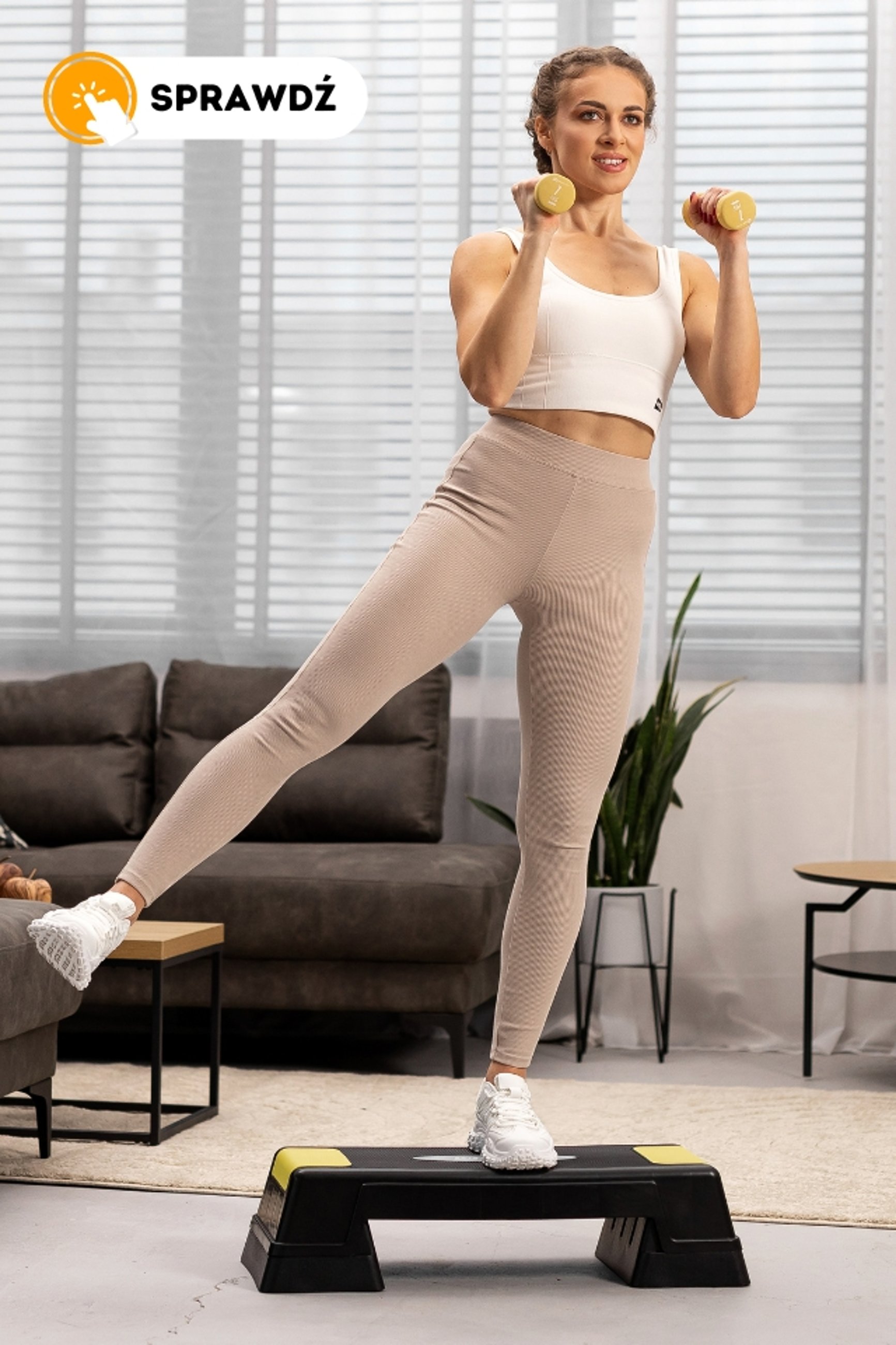 modelka ćwicząca na stepie fitness 2-stopniowym marki Hop-Sport