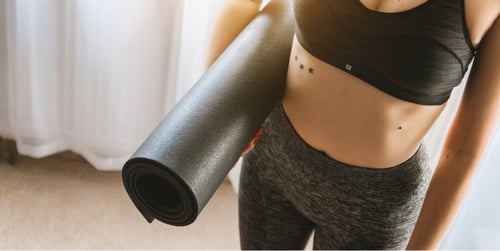 Ćwiczenia na macie fitness — kompleksowy trening całego ciała