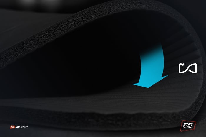 Pokazana elastyczność maty NBR 1,5cm z otworami w kolorze czarnym marki Hop-sport