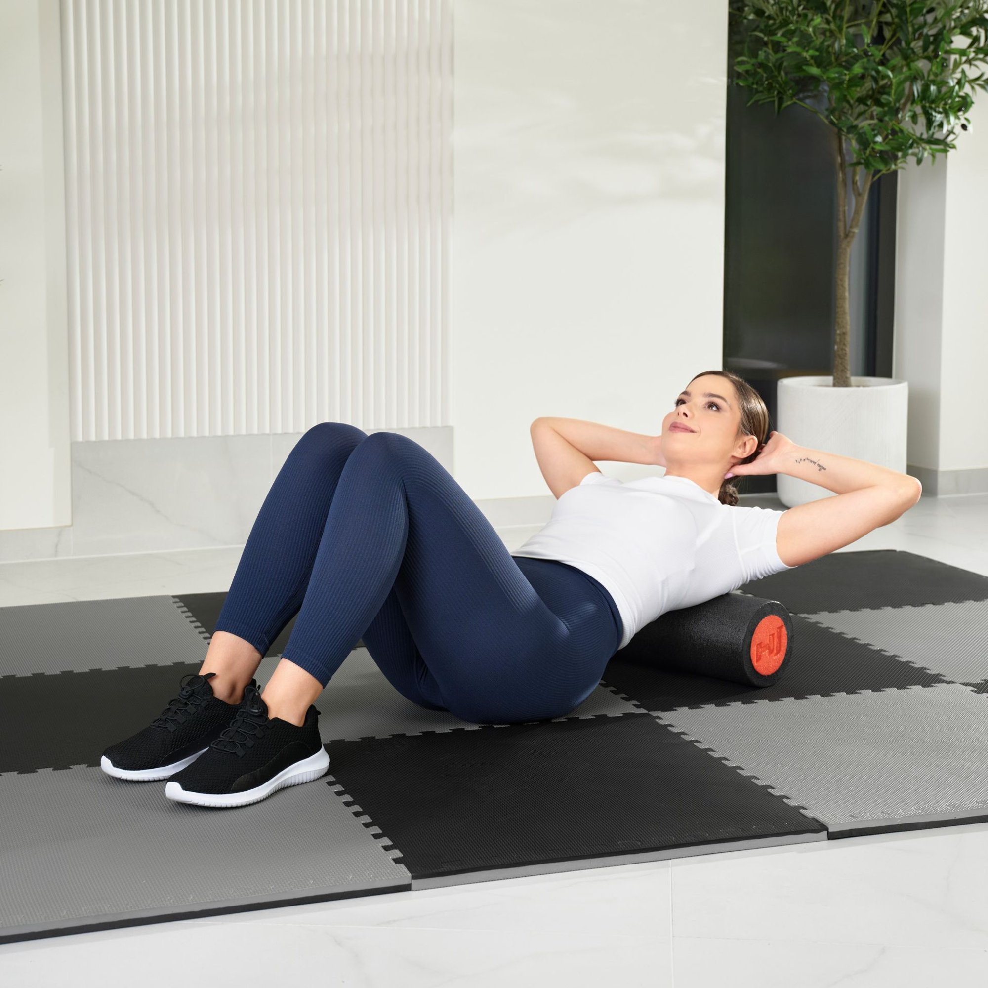 Czarno-czerwony wałek do rollowania z pianki EPE o długości 45cm