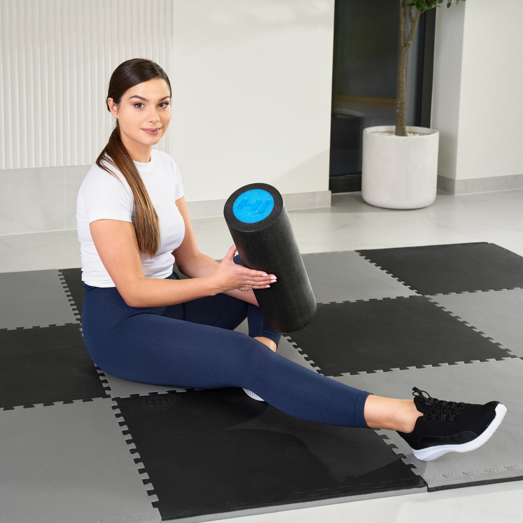 Czarno-niebieski wałek EPE o długości 45cm