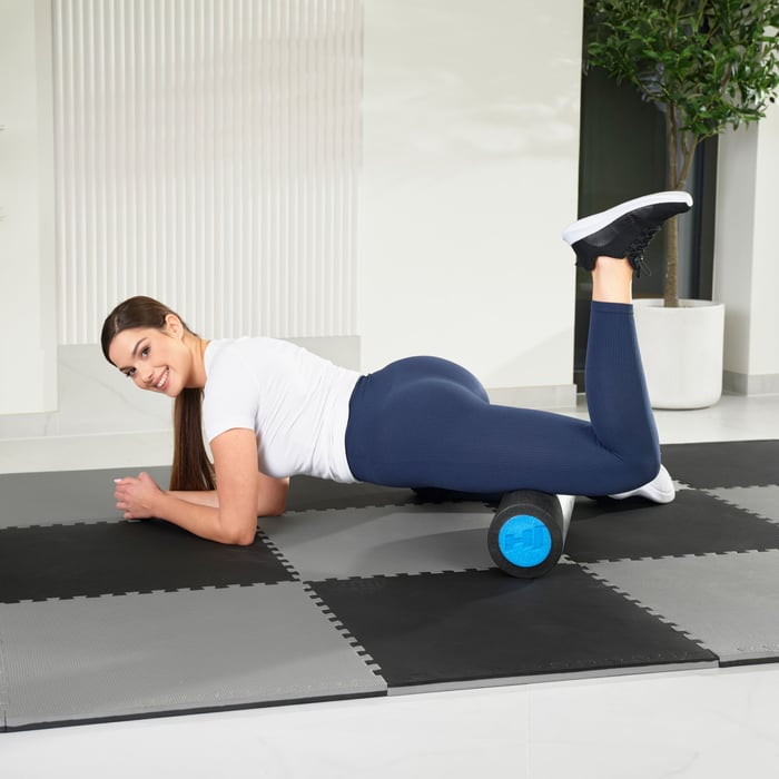 Czarno-niebieski wałek EPE o długości 45cm