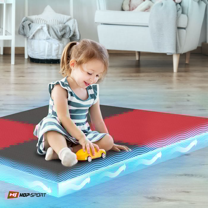 Dziecko siedzące na czarno-czerwonej macie puzzle 2 cm Hop-Sport 4 sztuki