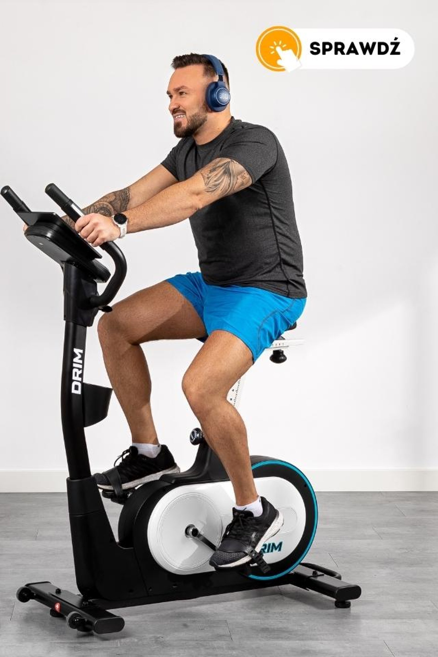 model ćwiczący na rowerze HS-250H Drim marki Hop-Sport, słuchający muzyki