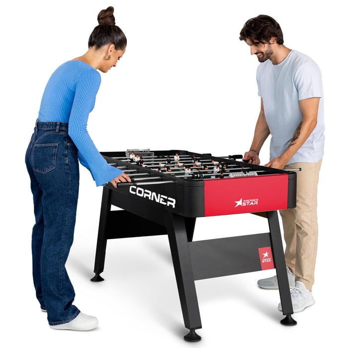 Stół Corner czerwony został wykonany z dbałością o szczegóły z wysokogatunkowego drewna oraz płyty MDF