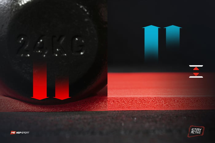 Zbliżenie na strukturę maty NBR 1,5cm z otworami w kolorze czerwonym marki Hop-sport