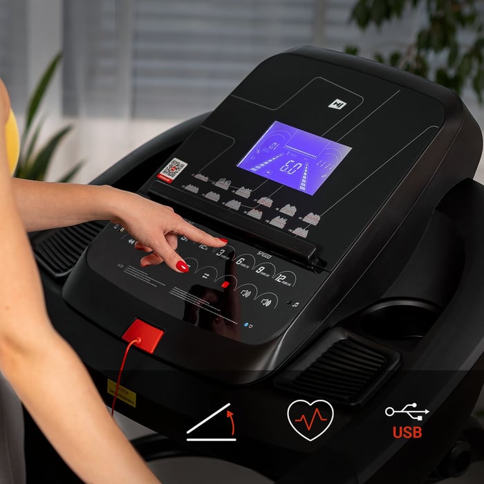 Bieżnia posiada automatyczną regulację nachylenia pasa biegowego, 12 programów treningowych oraz wejście USB.