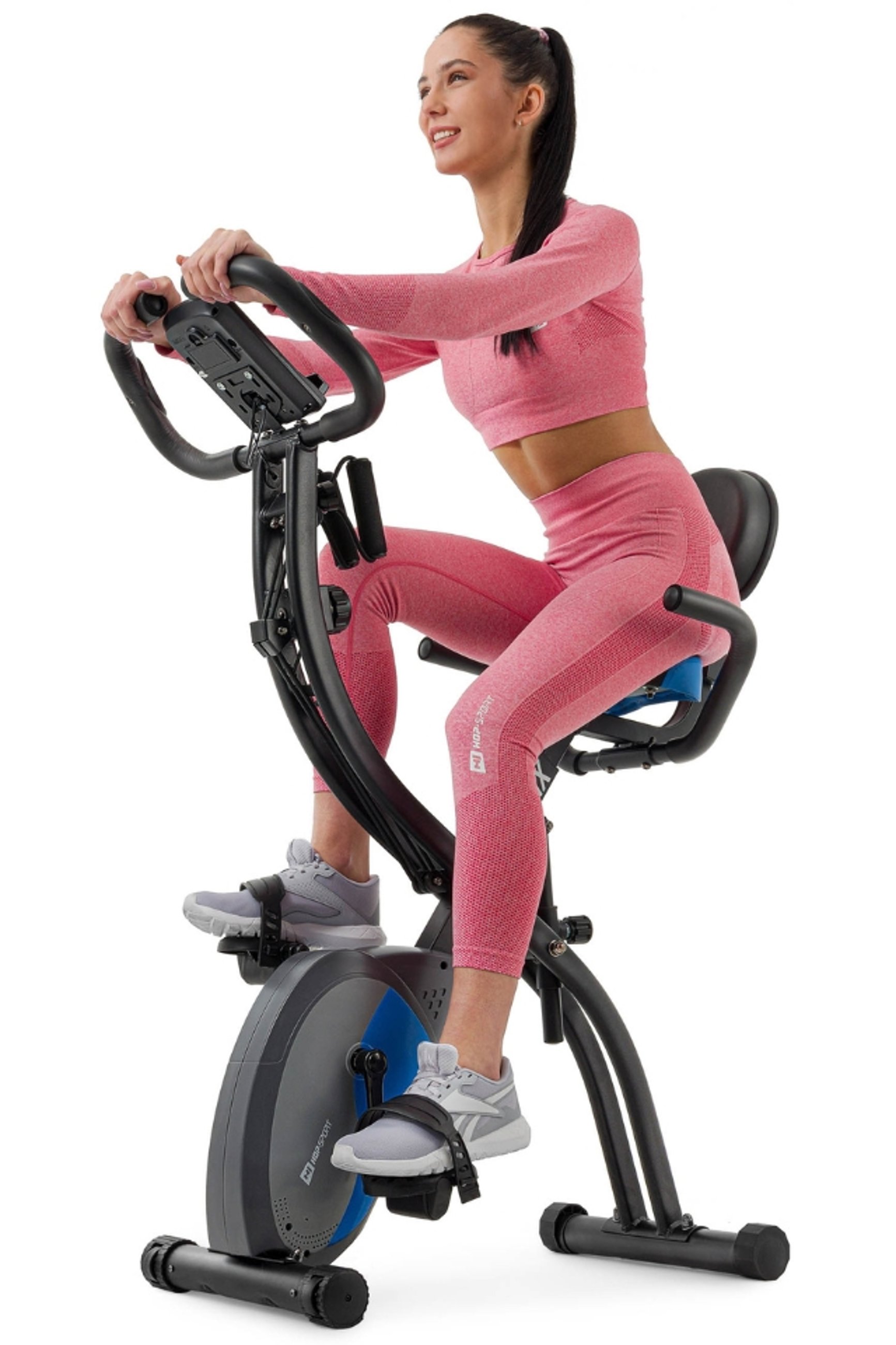 modelka ćwicząca na rowerze treningowym 