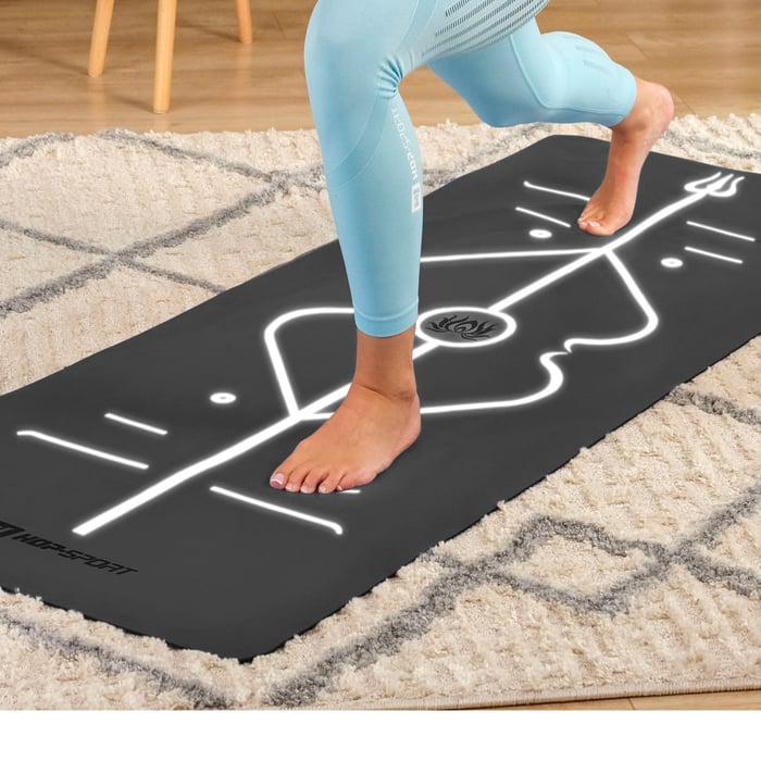 wyraźnie zaznaczone linie do wykonywania asan naniesione na matę do jogi marki Hop-Sport