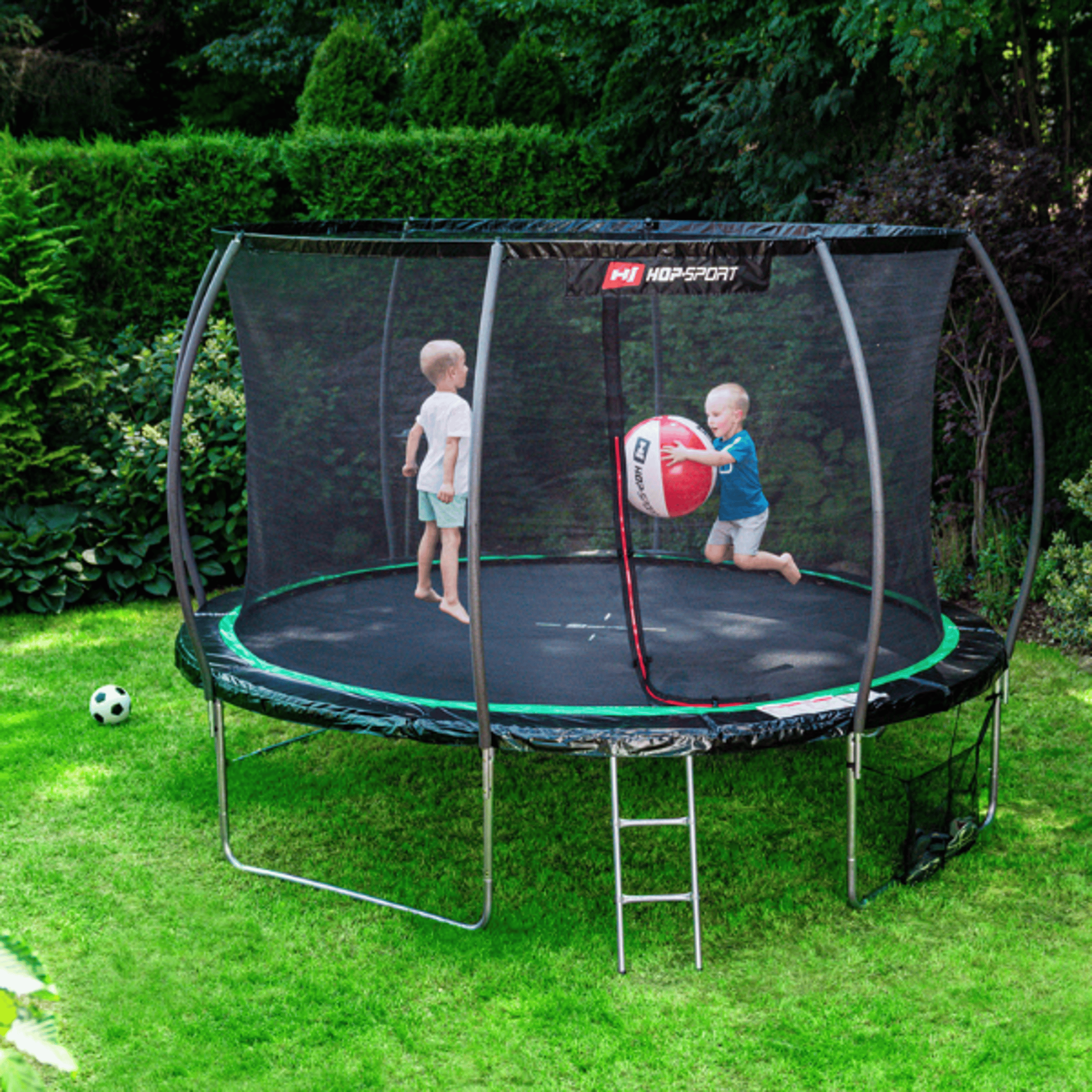 dzieci skaczące na trampolinie Hop-Sport