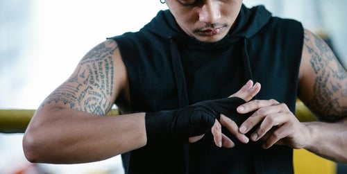 Jak wiązać owijki bokserskie? Praktyczny poradnik