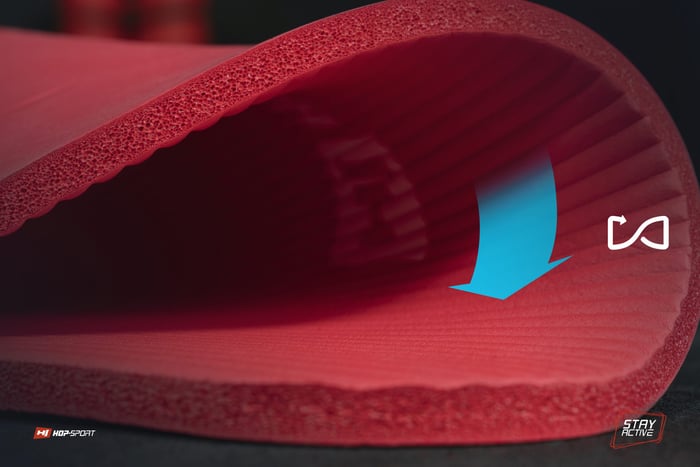 Pokazana elastyczność maty NBR 1 cm w kolorze czerwonym marki Hop-sport