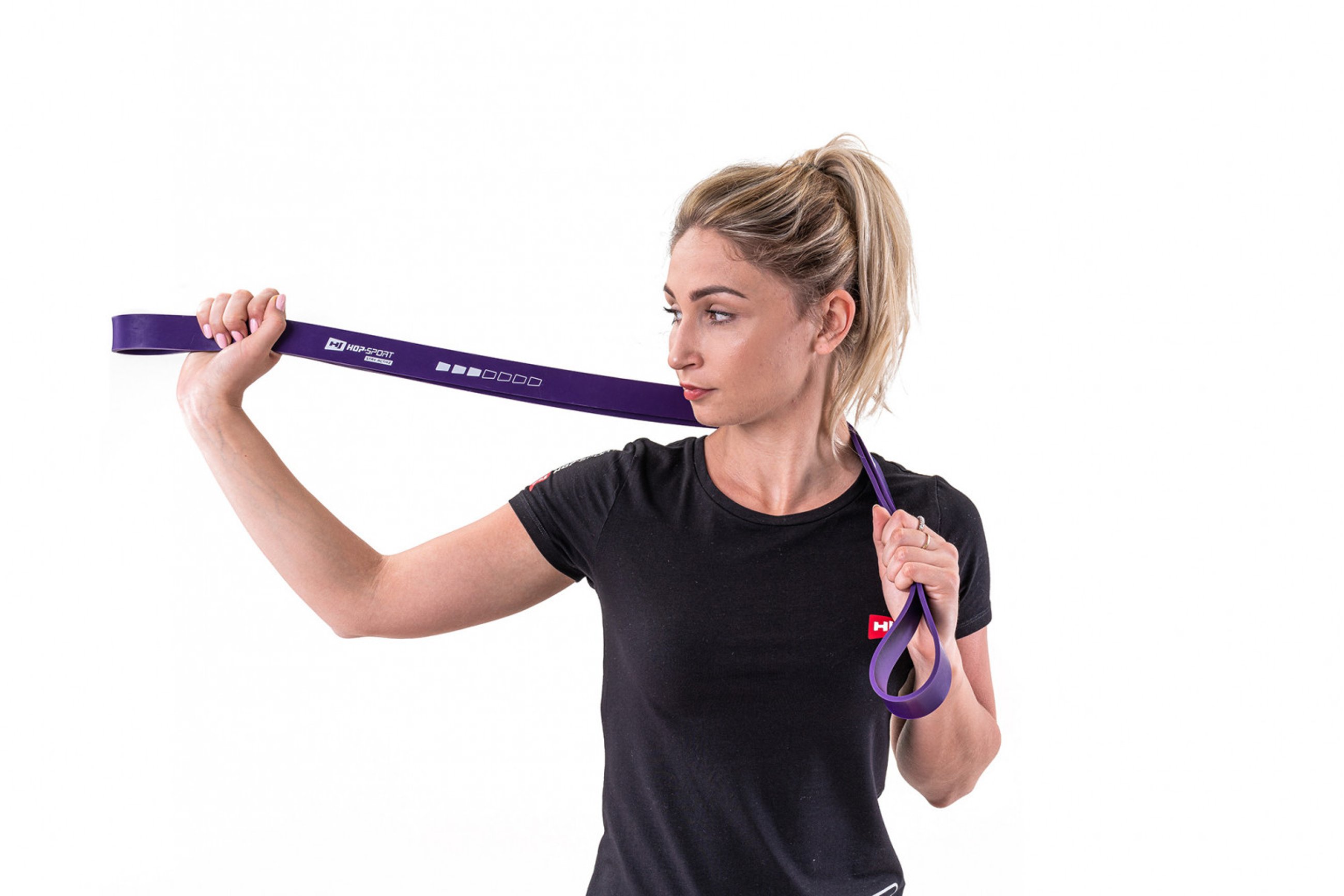 modelka prezentująca fioletową gumę oporową marki Hop-Sport