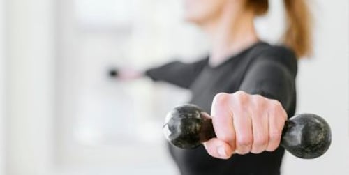 Wznosy hantli bokiem – jak wykonać jedno z najlepszych ćwiczeń na barki