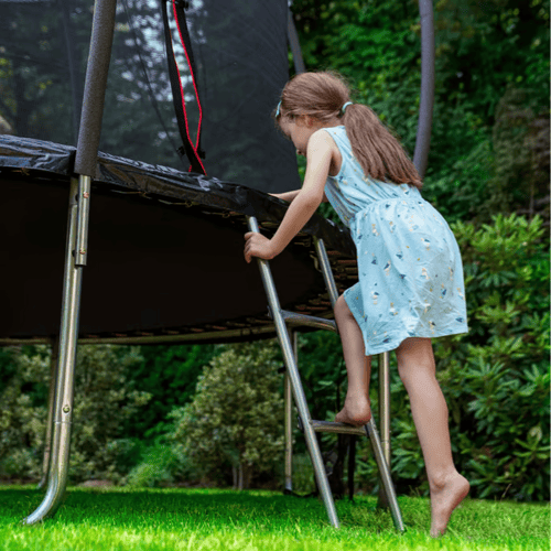 trampolina dla dzieci ogród