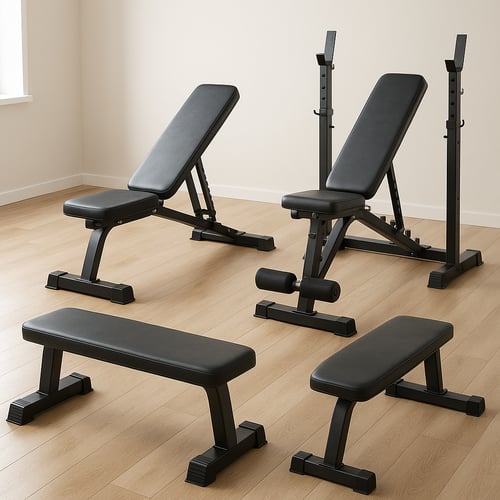 Cztery różne modele ławeczek treningowych ustawione w jasnym domowym wnętrzu na drewnianej podłodze – idealne porównanie, jaka ławeczka do ćwiczeń w domu będzie najlepsza.