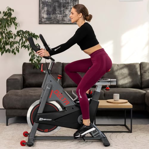 kobieta ćwicząca na rowerze spiningowym HS-065IC Delta marki Hop-Sport