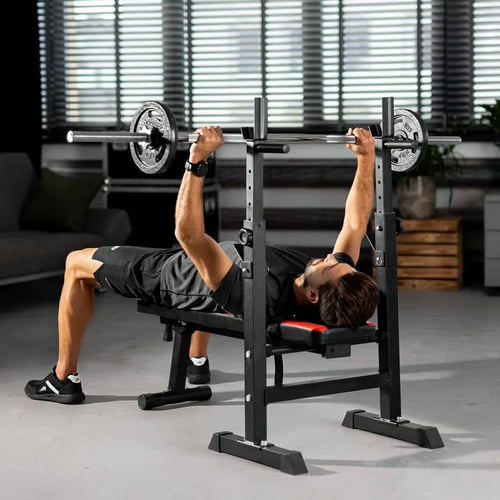 Kobieta dostosowuje wysokość oparcia ergonomicznego fotela biurowego z siateczkowym oparciem – pomocne w decyzji, jaki fotel ergonomiczny do komputera wybrać do pracy w domu.