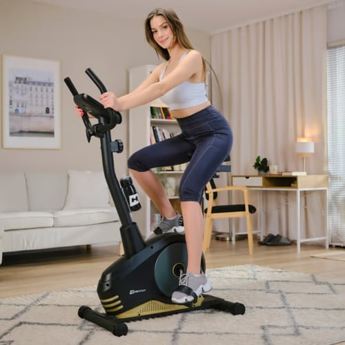 kobieta trenująca na rowerze magnetycznym HS-2080 Spark marki Hop-Sport w domowym salonie