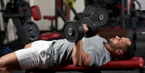 Wyciskanie francuskie sztangą i hantlami - poprawna technika