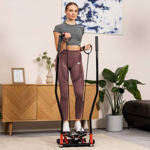 Stepper czy orbitrek - kobieta trenująca na stepperze skrętnym marki Hop-Sport