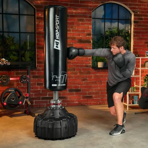 Trenujący mężczyzna w rękawicach uderzający w stojący worek bokserski marki Hop-Sport – praktyczne porównanie w kontekście gruszka czy worek.