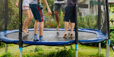 Jaka trampolina dla dziecka? Poradnik dla rodziców i opiekunów