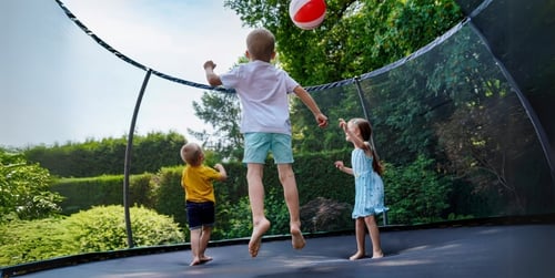 Trampolina – od jakiego wieku jest bezpieczna dla dziecka? Poradnik dla rodziców