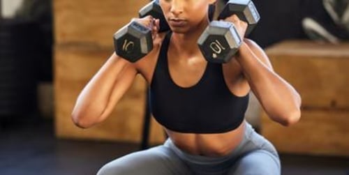 Przysiady z hantlami – jak je robić, żeby zobaczyć efekty?