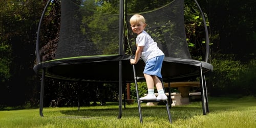 Trampolina z siatką wewnętrzną czy zewnętrzną – którą wybrać?