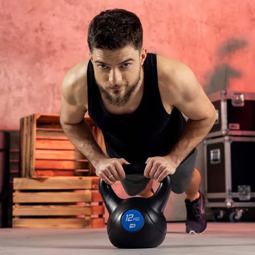 trening na diecie low carb - mężczyzna ćwiczący z kettlebell marki Hop-Sport