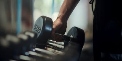 Focze wiosłowanie hantlami – sposób na mocne plecy bez maszyny