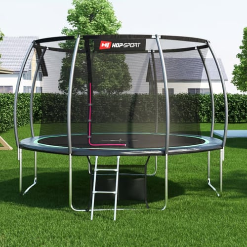 trampolina ogrodowa dynia marki Hop-Sport stojąca w ogrodzie przed domem