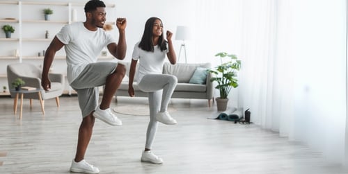 Ćwiczenia na brzuch na stojąco - jak wzmocnić mięśnie brzucha stojąc