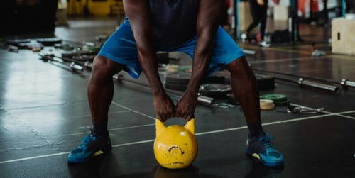 Kettlebell swing - jak poprawnie wykonać swing z kettlem?