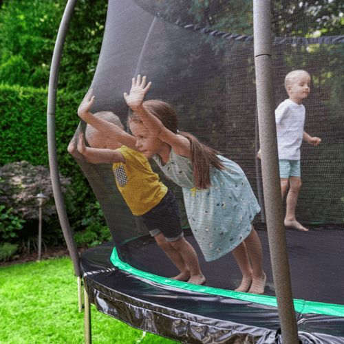 dzieci na trampolinie