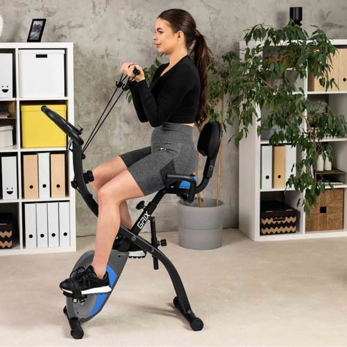 kobieta trenująca na rowerze stacjonarnym składanym HS-3010X Grix czarnym marki Hop-Sport