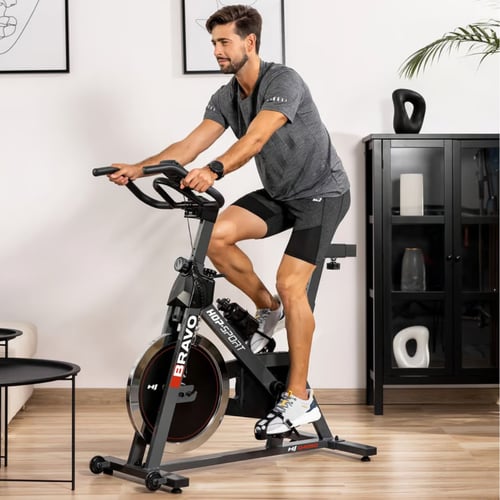 mężczyzna ćwiczący na rowerze spiningowym HS-045IC Bravo marki Hop-Sport