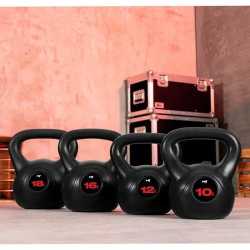 Zbliżenie na zestaw czterech kettlebelli o wadze od 10 kg do 18 kg ustawionych na podłodze w stylizowanej przestrzeni treningowej – idealny wybór do ćwiczeń takich jak kettlebell halo.