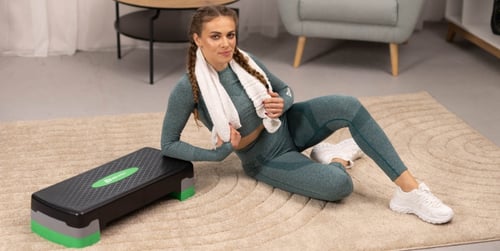 Proste i skuteczne ćwiczenia na stepie - domowy aerobik