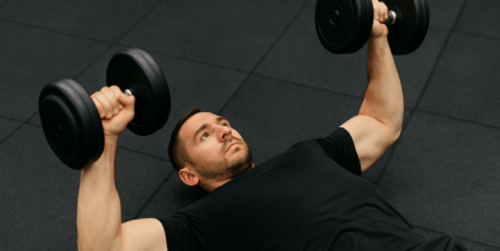 Wyciskanie hantli na podłodze – prosty sposób na mocną klatkę bez ławki