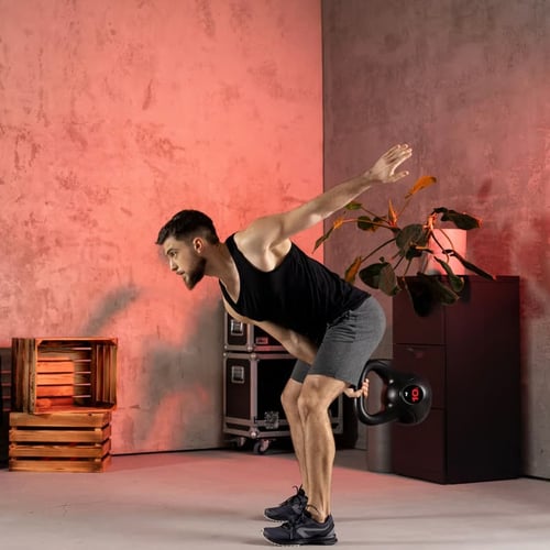 mężczyzna wykonujący kettlebell clean z kettlem marki Hop-Sport