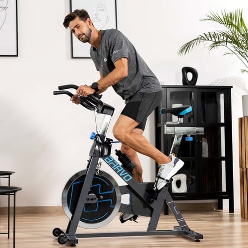 mężczyzna trenujący na rowerze spinningowym HS-045IC Bravo marki Hop-Sport