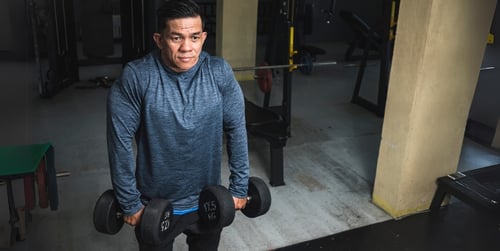 Szrugsy z hantlami - poprawna technika, efekty i wskazówki