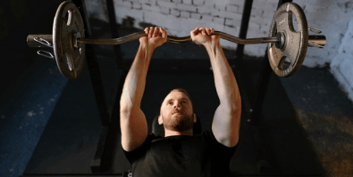 Jak wyciskać więcej na klatę? Trening, technika i strategie na większy max