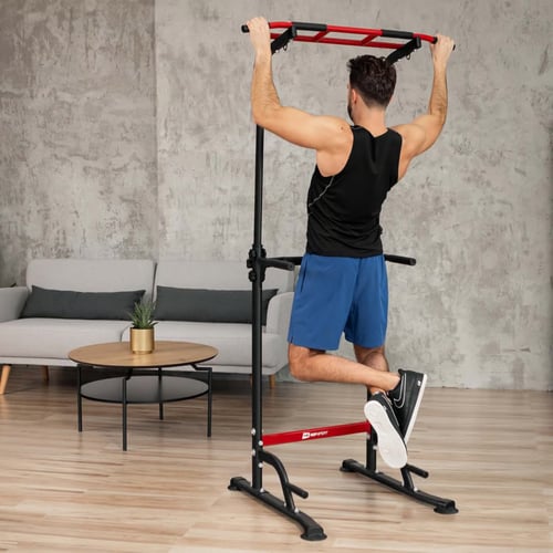 Mężczyzna wykonuje muscle up na domowych poręczach treningowych marki Hop-Sport